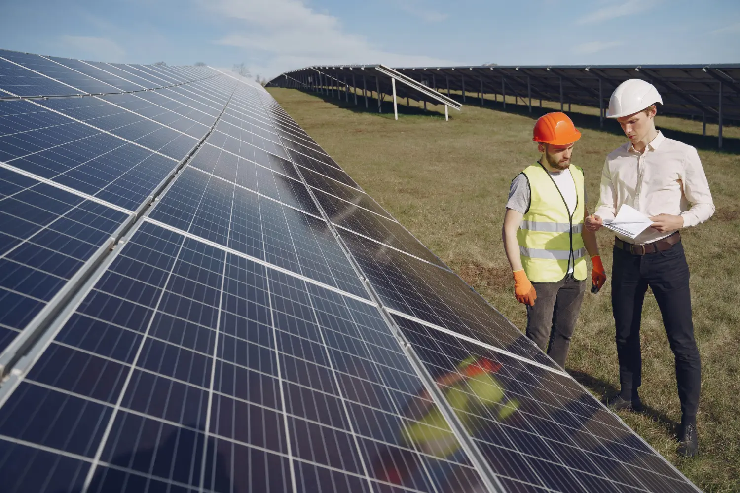 Equipe trabalhando em projeto de energia solar